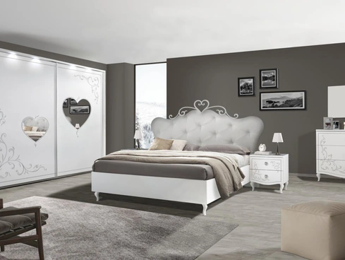 Letto in ecopelle imbottito Sweet con fregio testiera in metallo di LC Mobili