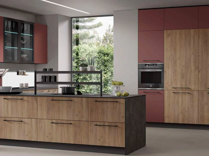 Cucina Moderna con penisola Nevada in Rovere Tabacco e Pet Terracotta opaco di Mobilturi