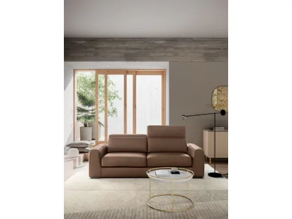 Tavolino rotondo in due dimensioni con top in ceramica Atollo Marmo Onice Oro con base in metallo ottonato di Calligaris