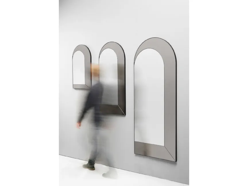 Specchio con effetto prospettico disponibile in tre dimensioni Peek di Midj