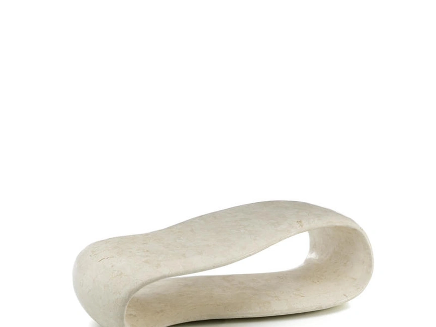 Tavolino sinuoso in compensato marino ricoperto da tasselli di pietra fossile Scarf di Stones