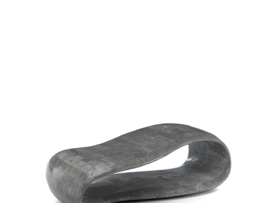 Tavolino sinuoso in compensato marino ricoperto da tasselli di pietra fossile Scarf di Stones