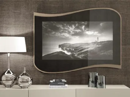 Specchiera Smeraldo predisposta per TV con cornice in legno di Adriatica