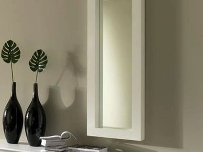 Specchio con capitello con cornice in legno laccato bianco di Stones