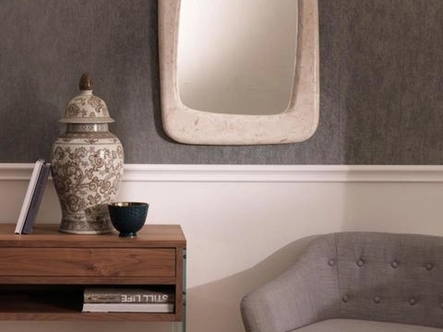 Specchio Smooth con rivestimento della cornice in tessere di pietra fossile di Stones