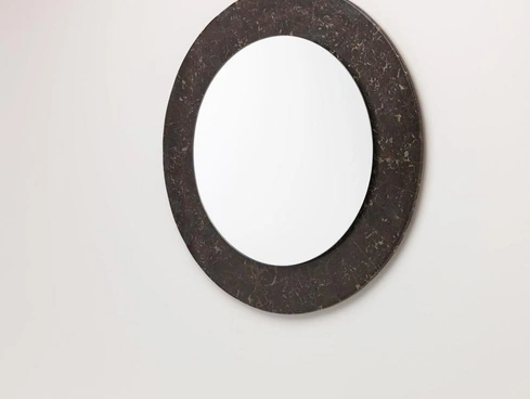 Specchio rotondo Palam con rivestimento della cornice in tessere di pietra fossile di Stones