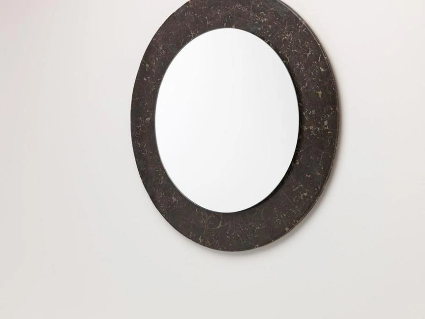 Specchio rotondo Palam con rivestimento della cornice in tessere di pietra fossile di Stones