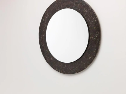 Specchio rotondo Palam con rivestimento della cornice in tessere di pietra fossile di Stones