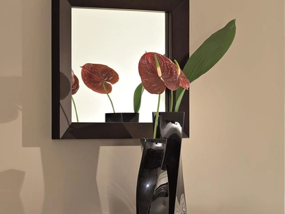 Specchio quadrato con cornice in legno di Stones