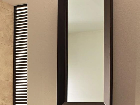 Specchio rettangolare con cornice in legno di Stones