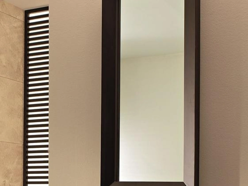 Specchio rettangolare con cornice in legno di Stones