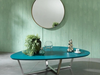 Tavolino Drop con top in MDF azzurro e base in metallo di Stones