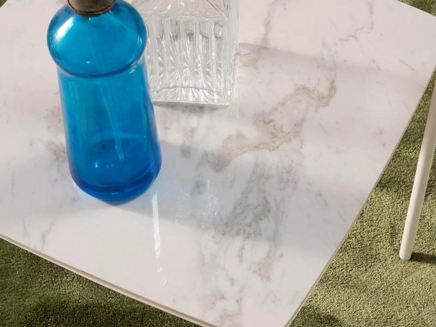 Tavolino Ivy in ceramica con struttura in metallo di Stones