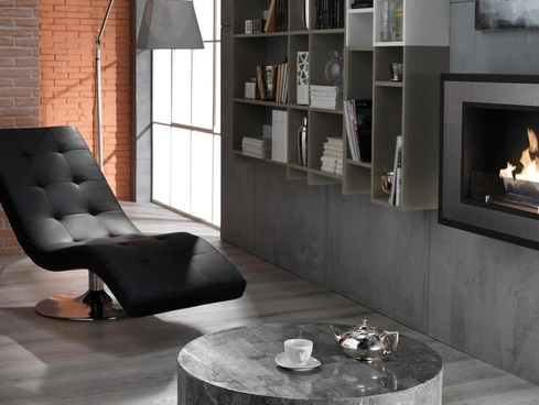 Tavolino rotondo Round 1 in compensato marino ricoperto da tasselli di pietra fossile di Stones