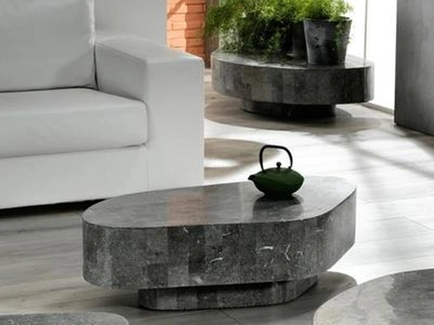 Tavolino Trapezio in pietra fossile di Stones