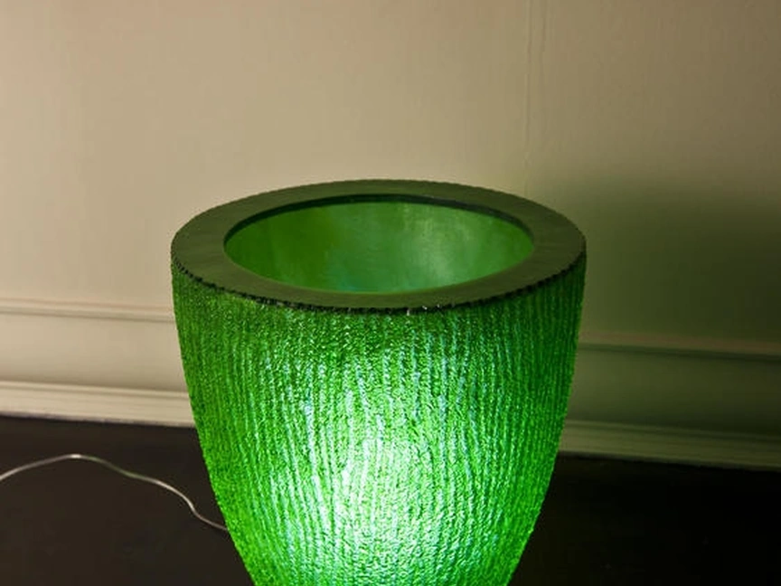 Vaso verde in resina con luce interna di Stones