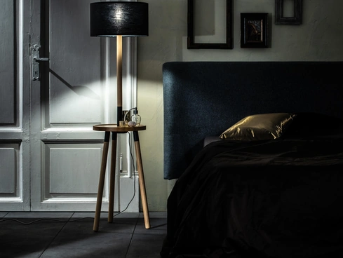 Lampada da terra Acrux in legno di faggio con paralume in tessuto di Stones