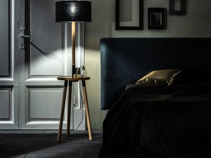 Lampada da terra Acrux in legno di faggio con paralume in tessuto di Stones