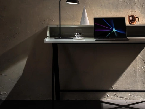 Lampada da tavolo Antares in metallo verniciato di Stones