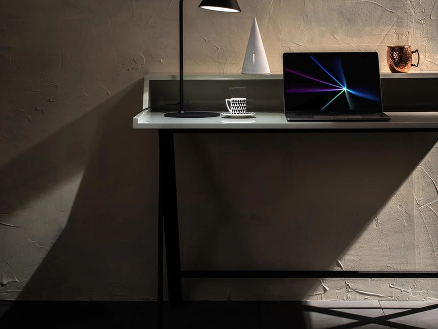 Lampada da tavolo Antares in metallo verniciato di Stones