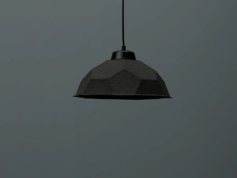 Lampada a sospensione Egg in cartone riciclato Nero di Stones