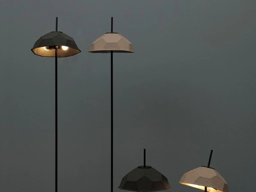 Lampada da terra e da tavolo Egg in cartone riciclato con base in metallo di Stones