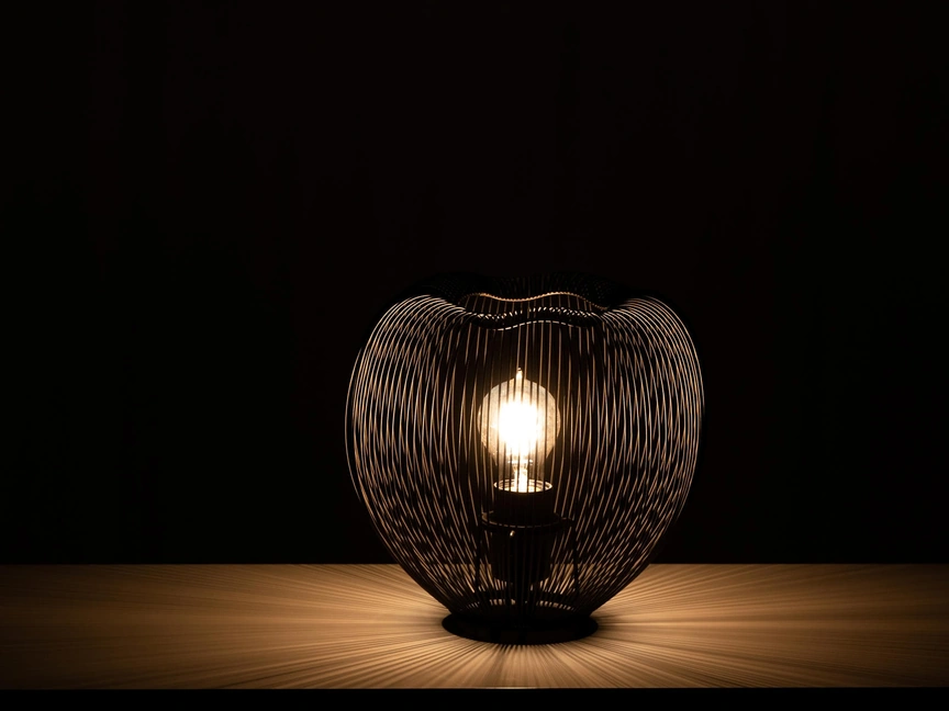 Lampada da tavolo Jaula in metallo verniciato Nero lucido di Stones