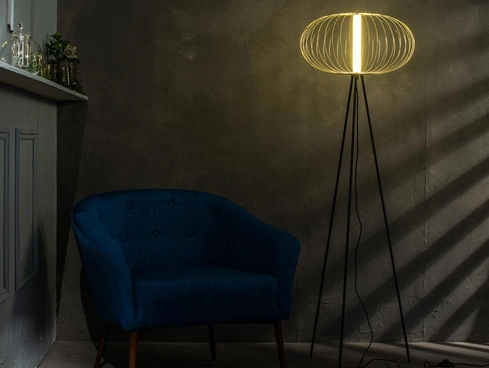 Lampada da terra Mizar in acciaio verniciato Ottone lucido di Stones