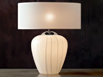 Lampada da tavolo Strip con vaso bianco e argento con colature di vetro e paralume in tessuto bianco di Le Fablier