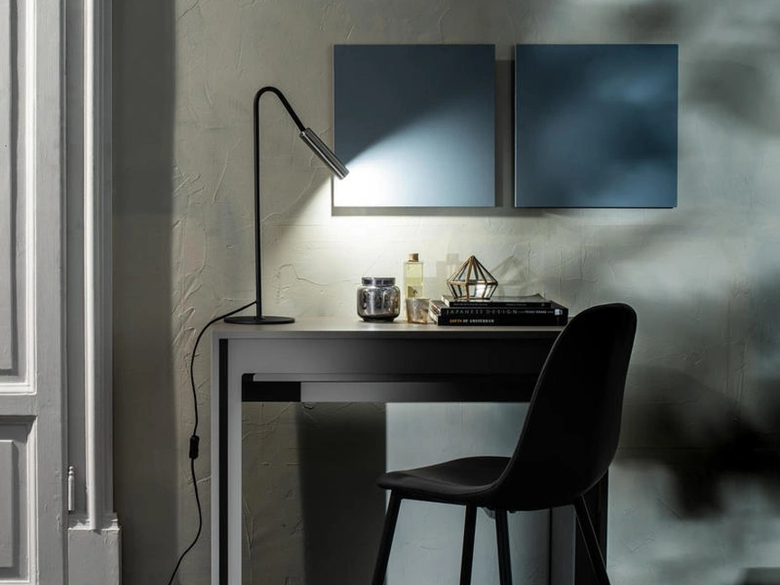 Lampada da tavolo Vega con paralume a tubo in metallo nichelato e struttura in metallo verniciato di Stones