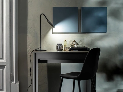 Lampada da tavolo Vega con paralume a tubo in metallo nichelato e struttura in metallo verniciato di Stones