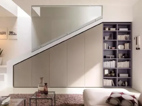 Armadio con ante battenti disegnate e lavorate seguendo l’inclinazione del soffitto per vani scale o mansarde NC304 Moretti Compact