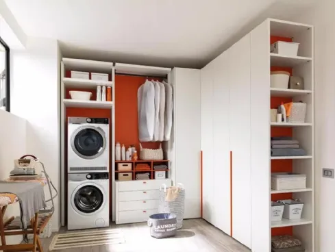 Armadio dedicato all'ambiente lavanderia con 3 ante a battente e cassettiera in laminato frassino bianco NC305 di Moretti Compact