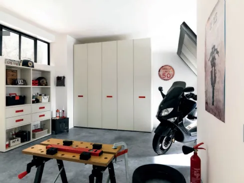 Armadio con ante battenti in laminato quarzo, ideale per organizzare qualsiasi ambiente NC308 di Moretti Compact