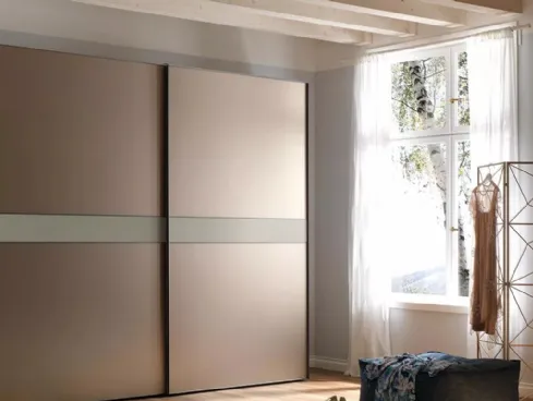 Armadio di design ad ante scorrevoli color bronzo opaco, con telaio in alluminio NC203 Slider Thin di Moretti Compact