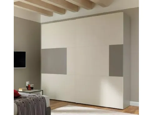 Armadio con ante scorrevoli che associano pannelli in nobilitato quarzo a pannelli laccati colore tortora NC204 Zone D di Moretti Compact