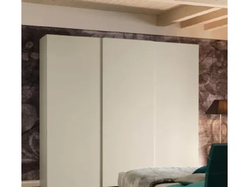 Armadio composto da tre moduli chiusi da ante scorrevoli di cui quella centrale nasconde un grande monitor tv NC209 Slider Fill di Moretti Compact