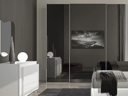 Armadio Riflessi con ante scorrevoli a specchio di Adriatica