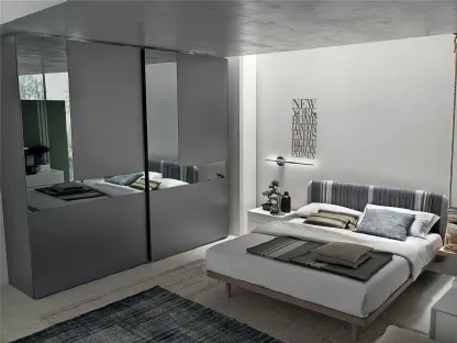 Armadio Cristal in laccato opaco antracite con ante specchio grigio e grigio satinato di Tomasella