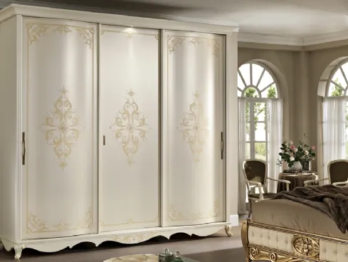Armadio in legno laccato e decorato in foglia oro con anta scorrevole Virginia di Mobilificio AG