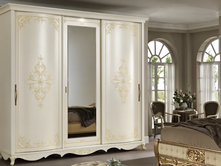Armadio in legno laccato e decorato in foglia oro con anta scorrevole centrale con specchio Virginia di Mobilificio AG