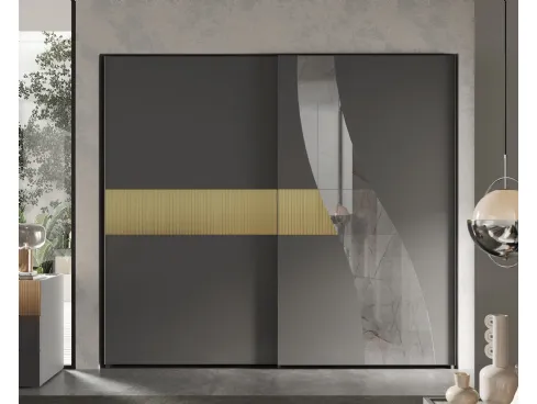 Armadio con ante scorrevoli laccato grigio con fascia cannettata dorata e specchio Wave Titanio di Mobilificio AG