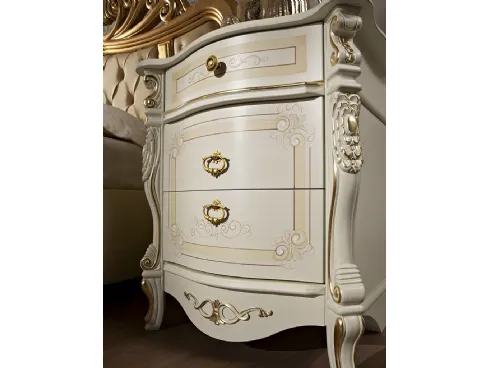 Comodino classico con decorazioni e maniglie dorate Angelica Patinato di Mobilificio AG