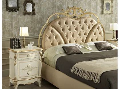 Comodino con pomoli in ceramica a forma di rosa Canaletto Patinato di Mobilificio AG