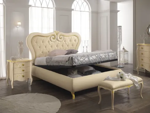 Comodino con decorazioni e maniglia a forma di fiore Flora patinato di Mobilificio AG