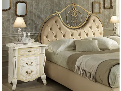 Comodino con decorazioni Viola Patinato di Mobilificio AG