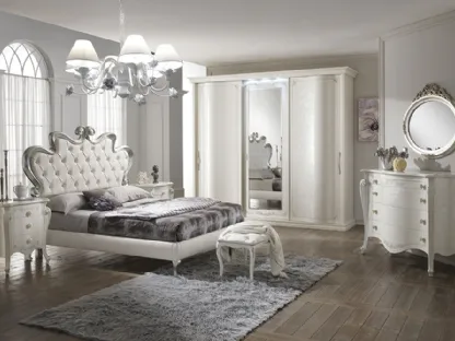 Letto con testiera in pelle con cornice e piedini in legno argentato Chanel di Mobilificio AG