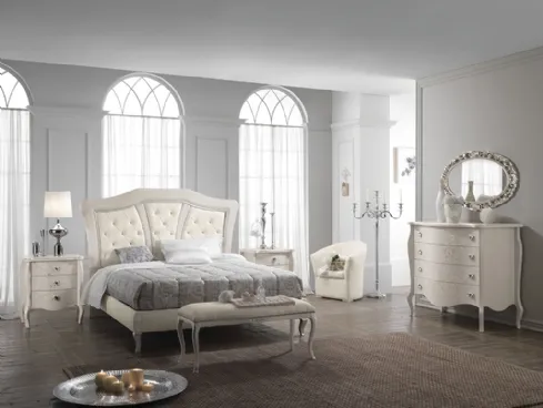 Letto con testiera in pelle e piedini in legno argentati Flora 02 di Mobilificio AG