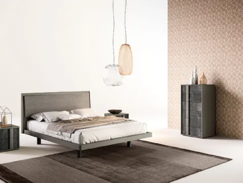 Letto in laccato opaco con testiera parzialmente rivestita con un pannello in tessuto G09 Nova e Alfa di Mercantini