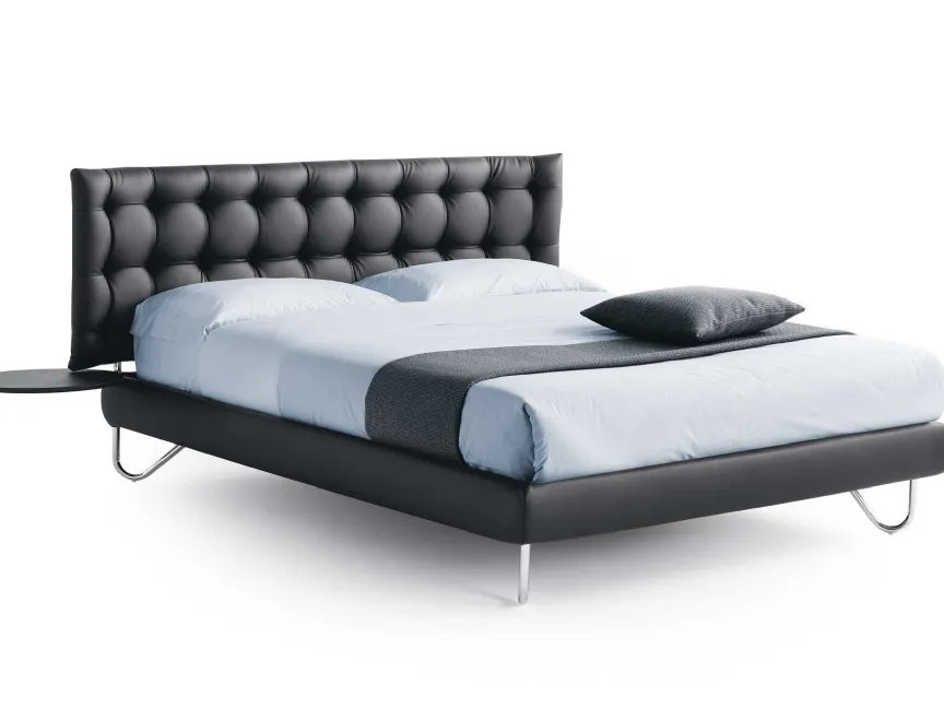 Letto in pelle imbottito con testiera in lavorazione capitonnè Hug 05 Low di Noctis